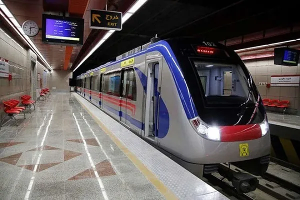 Ang mga Booth para sa Pagtuturo ng Qur’an Set Up sa Tehran Subway