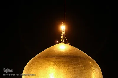 تعویض پرچم گنبد حرم رضوی در آغاز ماه محرم