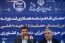 از راست سیدحمیدرضا طیبی، رئیس جهاددانشگاهی و محمد مخبر، رئیس ستاد اجرایی فرمان حضرت امام(ره)