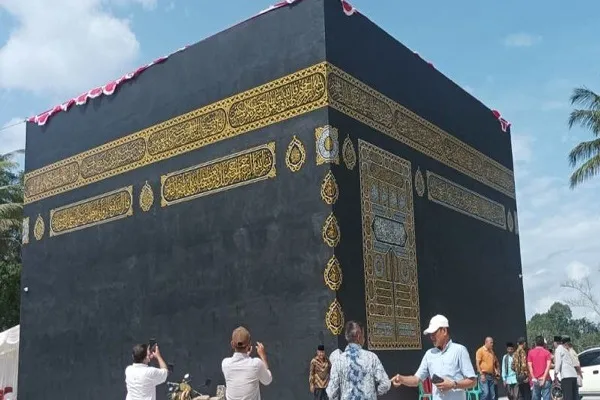 مسجد فريد على شكل كعبة في أجام سومطرة