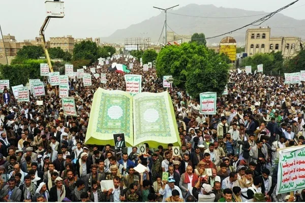 د قرآن کریم د سپکاوي په غندنې کې د یمن د پوهنتوني ټولنې د کرکې او غوسې ننداره