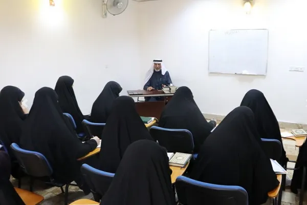 إقامة دورة تخصصية لنخبة من كوادره التعليمية النسوية في کربلاء