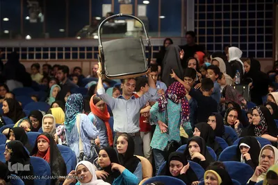 انبوه جمعیت در سالن برگزاری اختتامیه ششمین «جشنواره کتابخوانی رضوی»