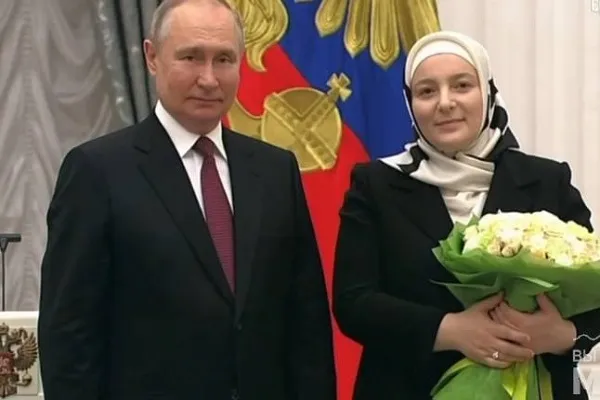 Путин вручил супруге главы Чечни орден 