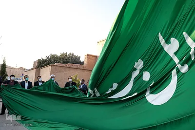 آیین برافراشتن پرچم بزرگ سبزفام در بین‌الحرمین شیراز