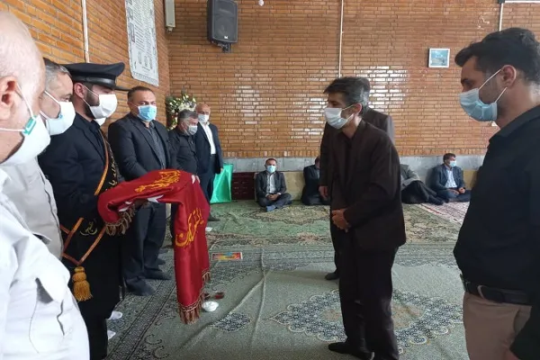 اهدای پرچم مسجد مقدس جمکران به خانواده شهید علی لندی