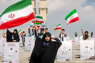 اجتماع عظیم مردمی و اهتزاز بزرگترین پرچم ایران در روز جمهوری اسلامی