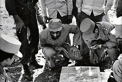 گل خاک شهیدان، حضور رهبر انقلاب در جبهه ها