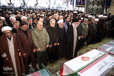 مراسم اقامه نماز بر پیکر مطهر سپهبد شهید حاج قاسم سلیمانی و همرزمان شهیدش با حضور رهبر معظم انقلاب