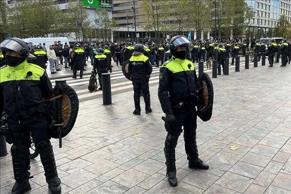 Hollanda'da ırkçı PEGIDA hareketi lideri Wagensveld yine Kur'an-ı Kerim yırttı