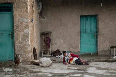 فروزان قنبری، ۱۳ساله مادرزادی فلج است. 