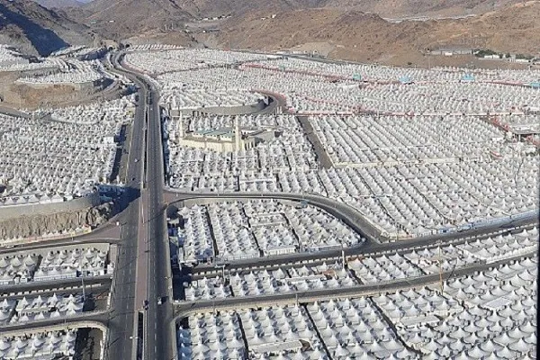 الحجاج يتوافدون إلى مشعر منى لقضاء يوم التروية
