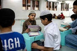 دنیا کے مختلف ممالک میں روزہ دار مسلمانوں کی محافل قرآن