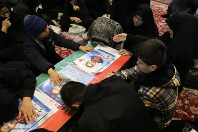 آیین وداع و تشییع پیکر مطهر ٨ شهید جنگ رمضان در شیراز