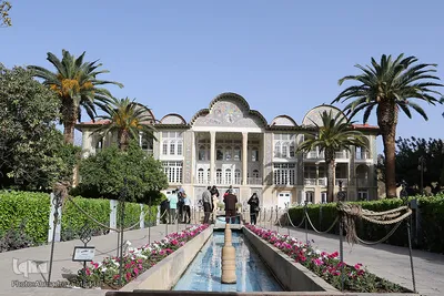 مسافران نوروزی در باغ ارم شیراز