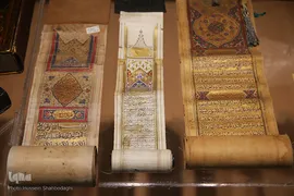 تعدادی از قرآن‌های موزه داراى ترجمه فارسى است که در بعضى از آن‌ها هم‌زمان با کتابت متن آیات، نگارش ترجمه نیز به دنبال آن انجام پذیرفته، ولى در برخى از نسخه‌ها پس از سپرى شدن مدت‌زمانی طولانى ترجمه فارسى به خط نسخ یا نستعلیق بر آن افزوده‌شده که تنوع سبک ترجمه در دوره‌ها و قرون مختلف که بیانگر سیر تاریخى تحول زبان و ادب پارسى است از نکات حائز اهمیت در قرآن‌های مترجم است.