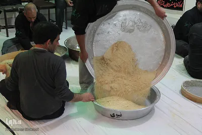 آماده سازی اوماج حلوای سنتی زنجان برای روز عاشورا
