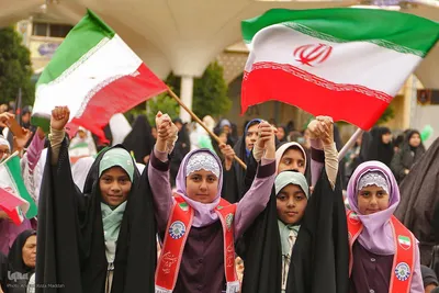 دختران «جان‌فدای ایران» در حرم شاهچراغ(ع)