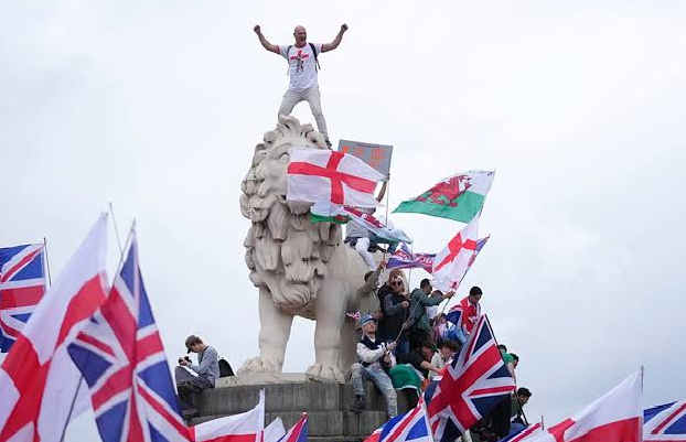Besorgnis der Muslime in England angesichts der Angriffe rechtsextremer Gruppen Besorgnis der Muslime in England angesichts der Angriffe rechtsextremer Gruppen