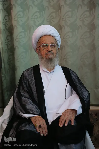 ⁨عمامه‌گذاری در بیوت مراجع هم‌زمان با روز عید غدیر⁩