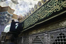  سیاه پوش کردن ضریح مطهر کریمه اهل بیت(س)
