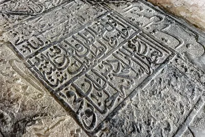 اصفهان؛ میزبان آرامگاه نام‌آوران ادب فارسی