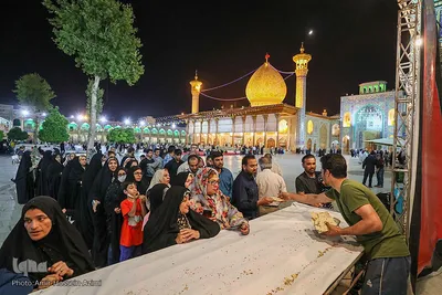 پخت نان صلواتی در صحن حرم مطهر شاهچراغ (ع)