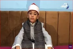 Un adolescent égyptien qui récite le Coran suivant les grands récitants