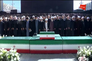 اقامه نماز بر پیکر مطهر رهبر شهید و خانواده ایشان به امامت آیت‌الله العظمی سبحانی + فیلم