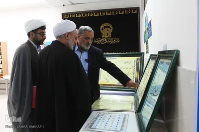 صابری، خطاط قرآنی و صاحب اثر در نمایشگاه در کنار حجت‌الاسلام قربان‌پور و شفیعی 