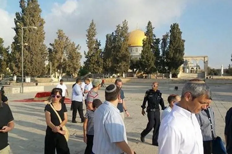 Más de 100 colonos invaden al-Aqsa