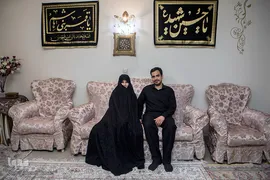 سیدسجاد سیدحسینی و همسرش مریم‌السادات زریباف از خانواده‌های جوانی هستند که امسال مراسم عزاداری حسینی را در خانه خود برگزار کردند
