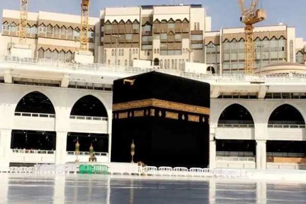 السعودية تعلق الصلاة والتواجد بساحات الحرمين الشريفين