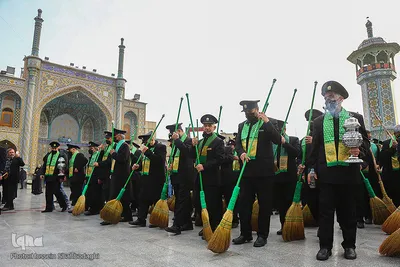 Zum Todestag von Fatima Masuma (s.a.) fegen Diener die Innenhöfe mit Besen