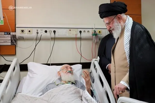 Si Ayatollah Khamenei ay Bumisita sa Matataas na Kleriko sa Ospital