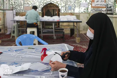 تولید ماسک توسط گروه جهادی و خادمین در امامزاده حسن(ع)