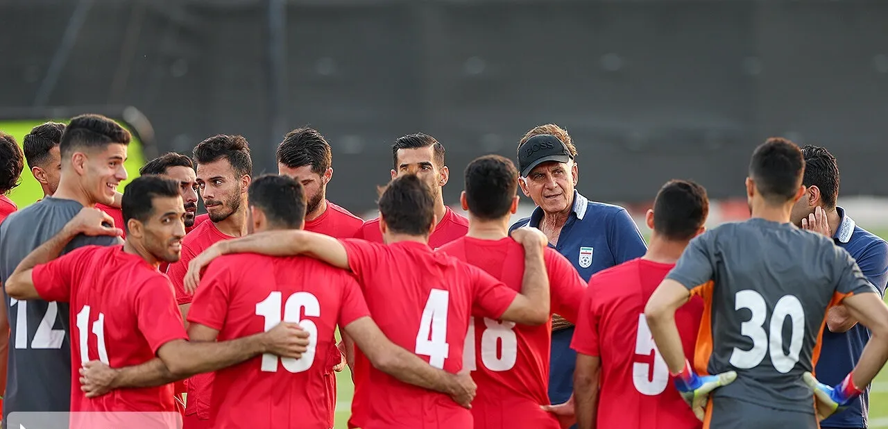 د ؛ایران د ملی ټيم ترڅنګ کلک ولاړ یوو ؛  (په زړه پورې سرود)