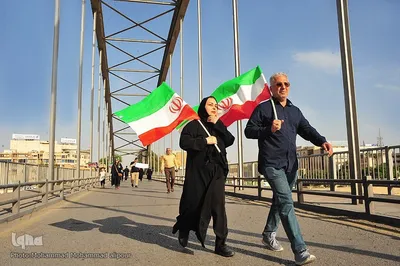 زنجیره انسانی در محکومیت تهدیدات حمله به پل‌ها و نیروگاه‌ها در اهواز