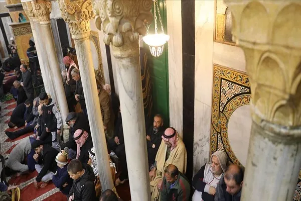 آلاف الفلسطينيون يصلون الفجر بالمسجد الإبراهيمي لتأكيد هويته الإسلامية