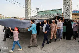 اهتزاز پرچم حضرت سیدالشهدا در میدان امام حسین علیه السلام
