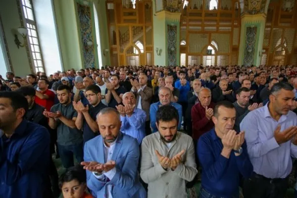 Bu gün Azərbaycan Respublikasında Fitr bayramı qeyd olunur
