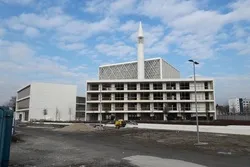 Sentuhan Modernisme di Satu-satunya Masjid di Slovenia, Berbentuk Kubus Berwarna Putih