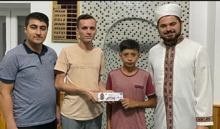 40 gün boyunca camiye gelen çocuklar ödüllendirildi