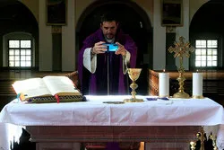 Gebet per Livestream: Kirchen gehen wegen Corona online