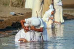 مراسم غسل تعمید منداییان در کنار رودخانه کارون