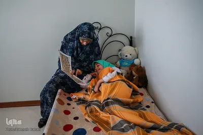 ضحی در حال خواب ظهرگاهی، مادر ضحی همراه او کتاب می خواند