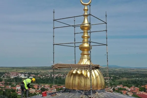 Selimiye Camisi'nin ana kubbe aleminin montajı tamamlandı