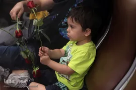 بدرقه‌ای با شاخه گل غدیر