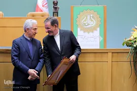 از راست اسحاق جهانگیری، معاون اول رییس جمهور و منصور غلامی، وزیر علوم، تحقیقات و فناوری در اختتامیه دهمین جشنواره بین‌المللی فارابی