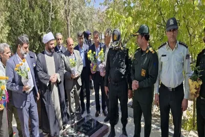عکس | گلباران و عطر افشانی گلزار مطهر شهدای شهرستان خرم‌آباد